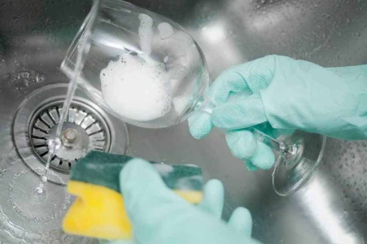 How to Clean Wine Glassware?